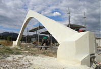 bâtiments expérimentaux en pierre de taille avec arc diaphragme