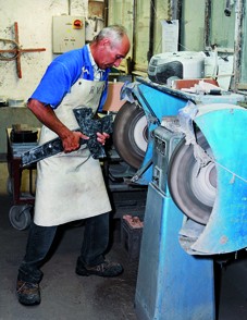 Détail de fabrication chez France Funéraire